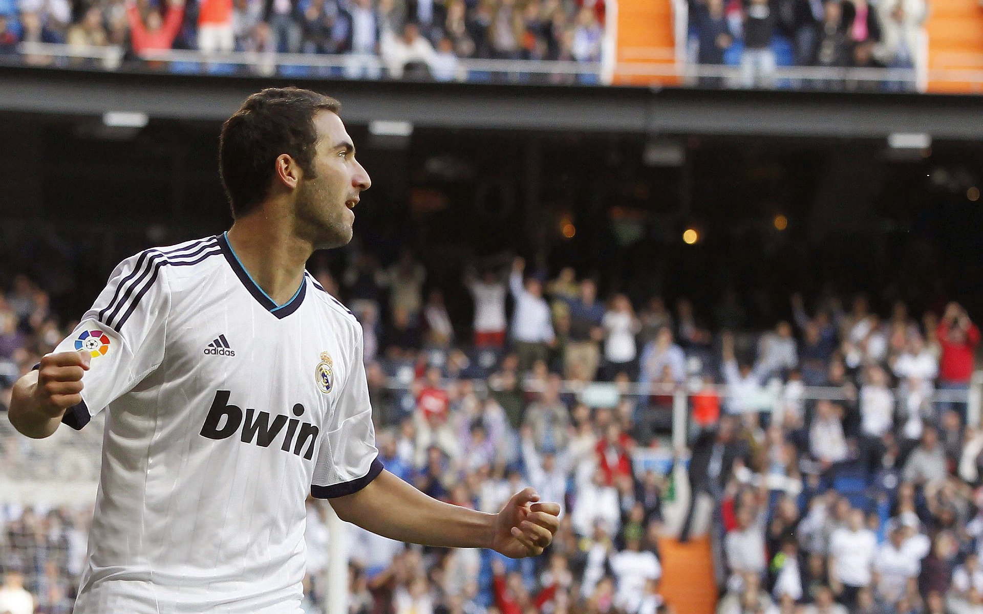 上海海港中场组织能力增强,上海海港队